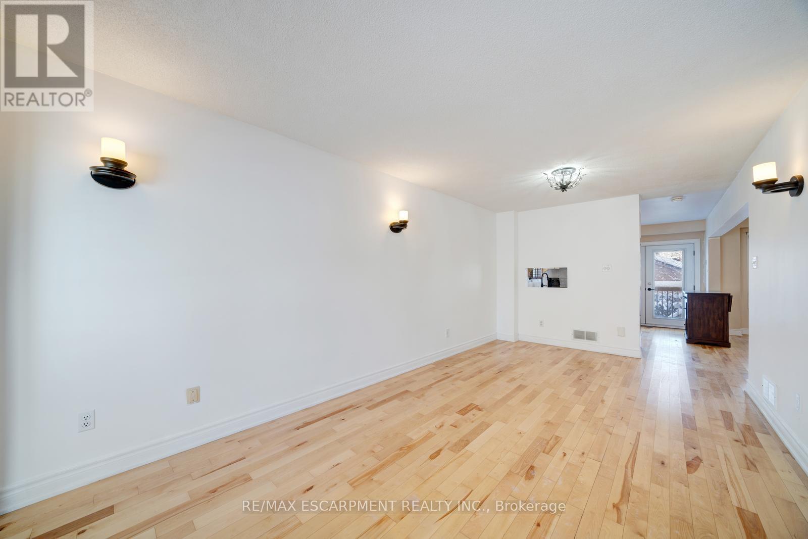 108 Olde Bayview Avenue, Richmond Hill, Ontario  L4E 3C7 - Photo 6 - N12708384