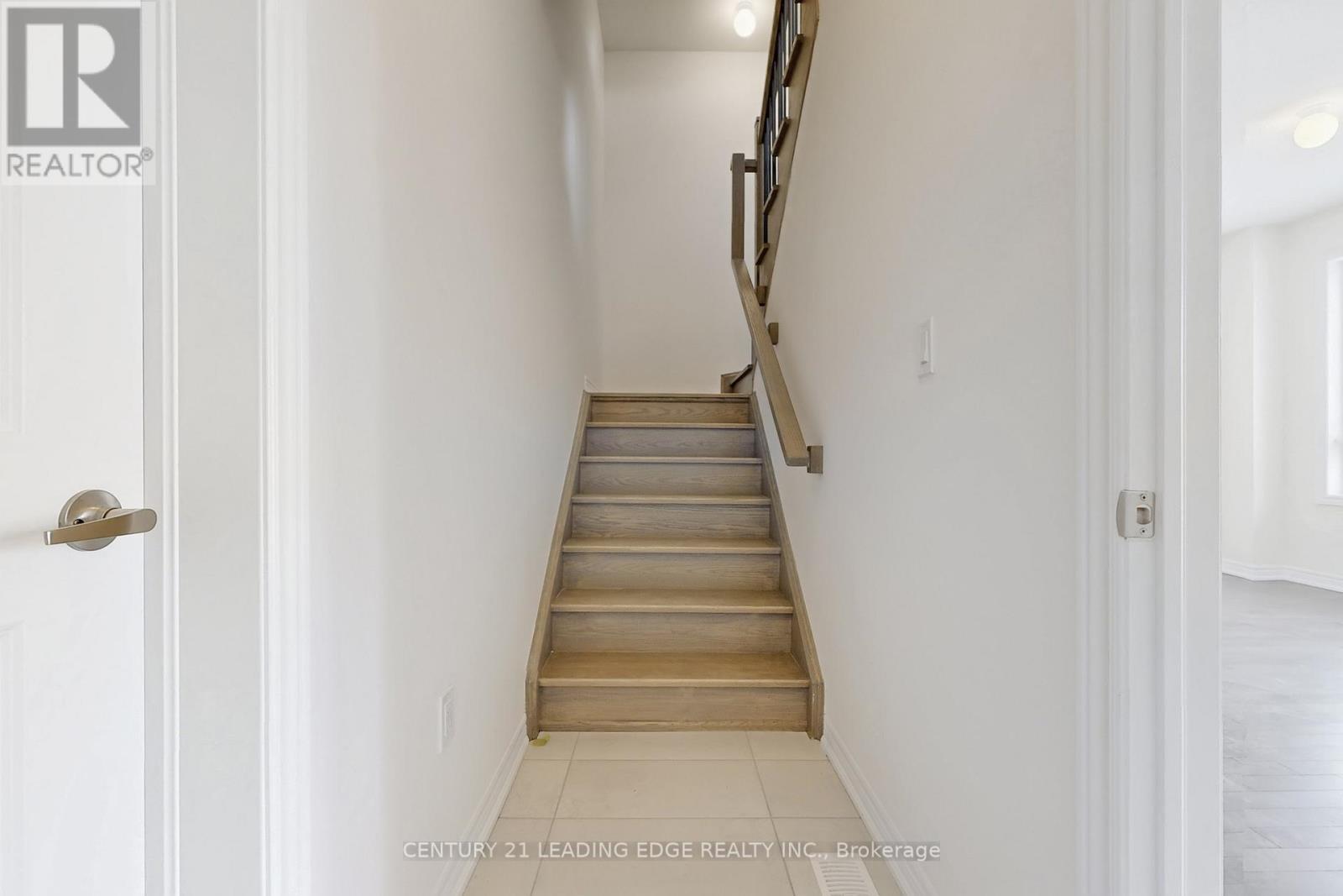 129 Vine Cliff Boulevard, Markham, Ontario  L6C 3T5 - Photo 3 - N12708390