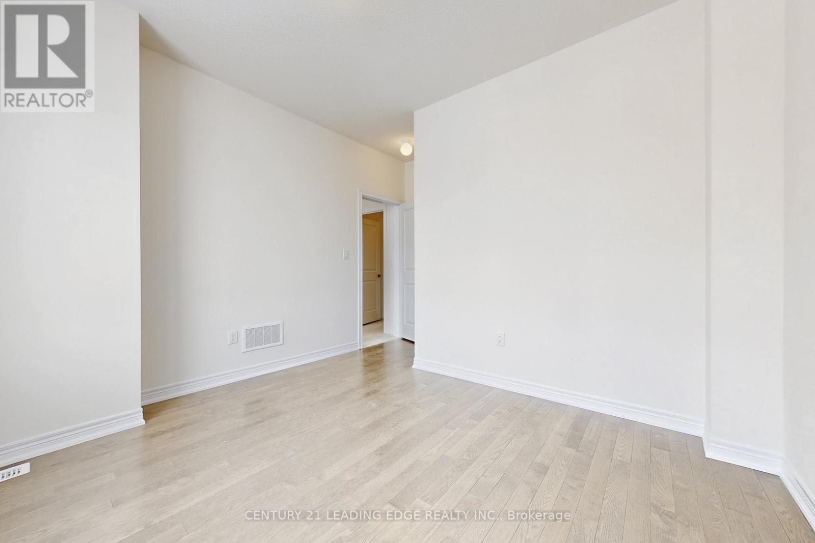 129 Vine Cliff Boulevard, Markham, Ontario  L6C 3T5 - Photo 5 - N12708390