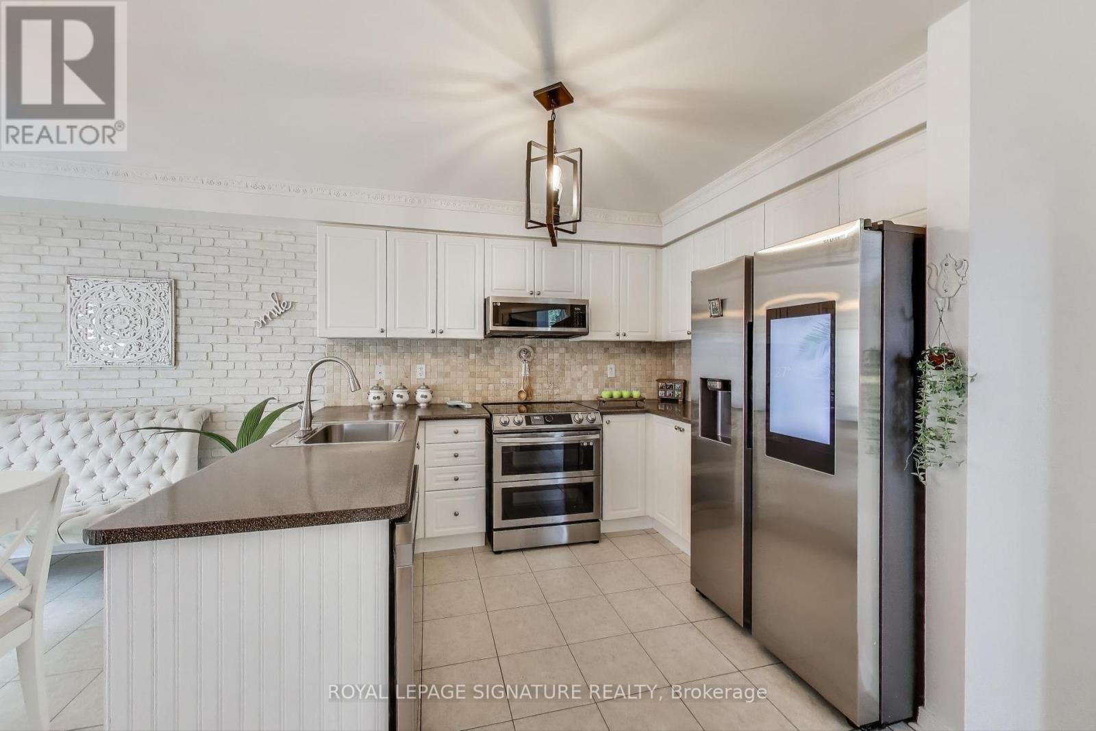 65 Red River Crescent, Newmarket, Ontario  L3X 2X2 - Photo 2 - N12708396