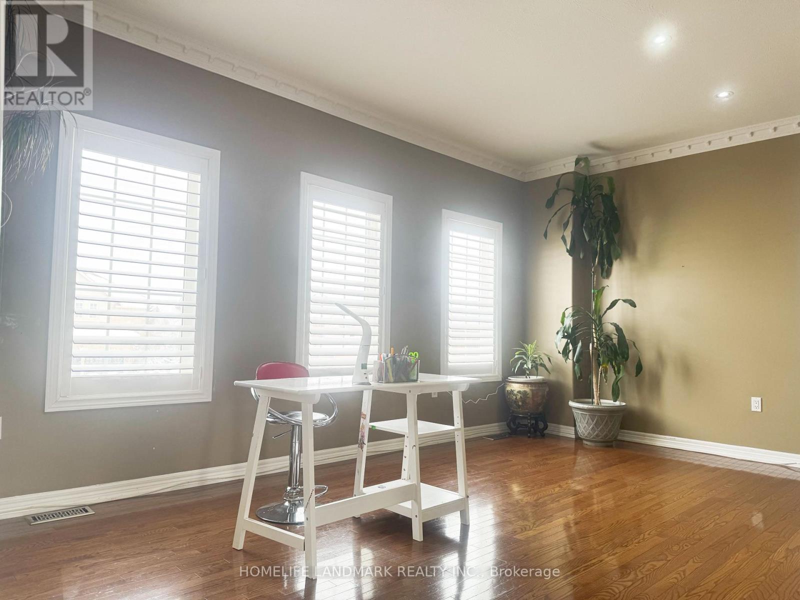 10 Highland Terrace, Bradford West Gwillimbury (Bradford), Ontario  L3Z 3E8 - Photo 4 - N12708412