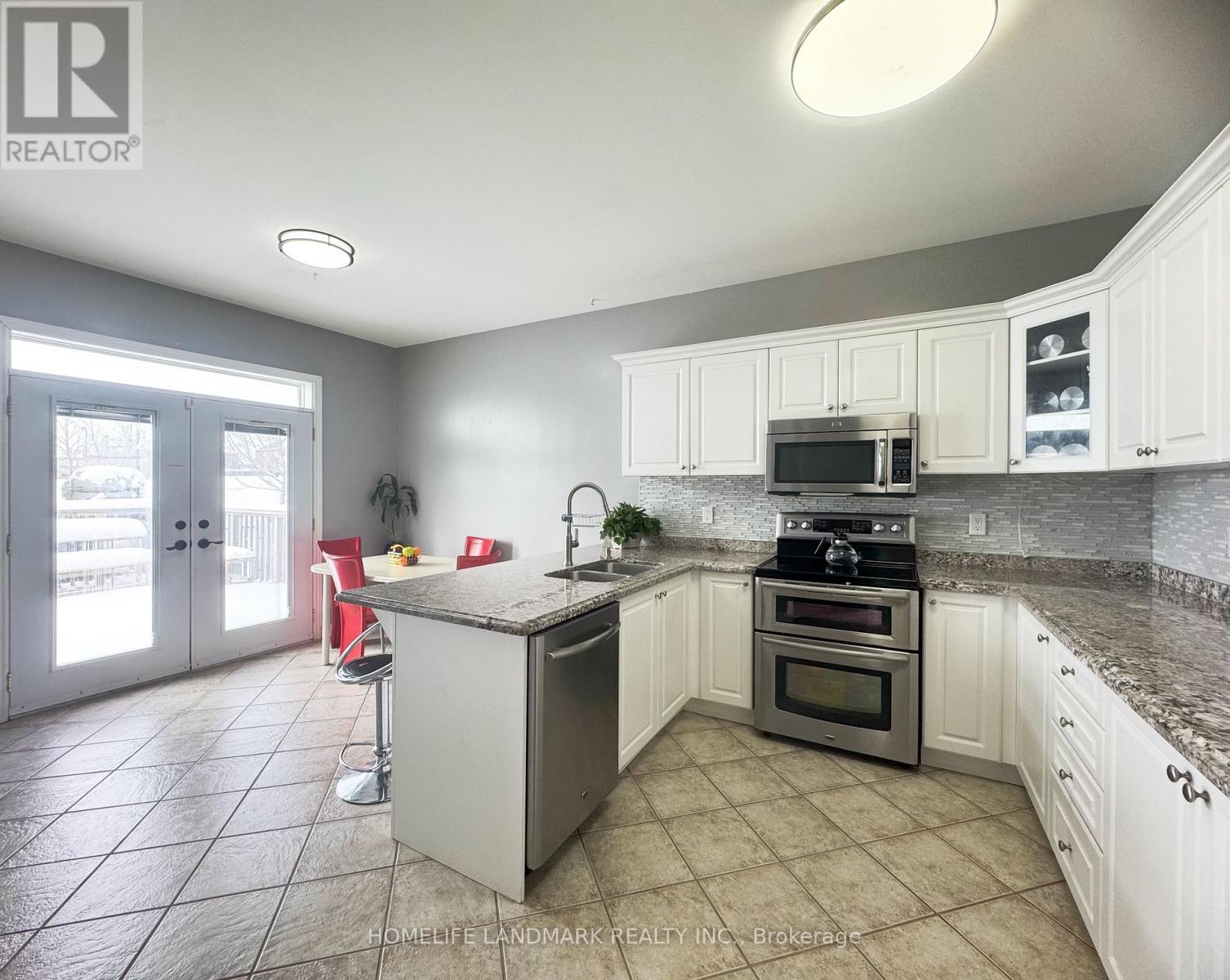 10 Highland Terrace, Bradford West Gwillimbury (Bradford), Ontario  L3Z 3E8 - Photo 7 - N12708412