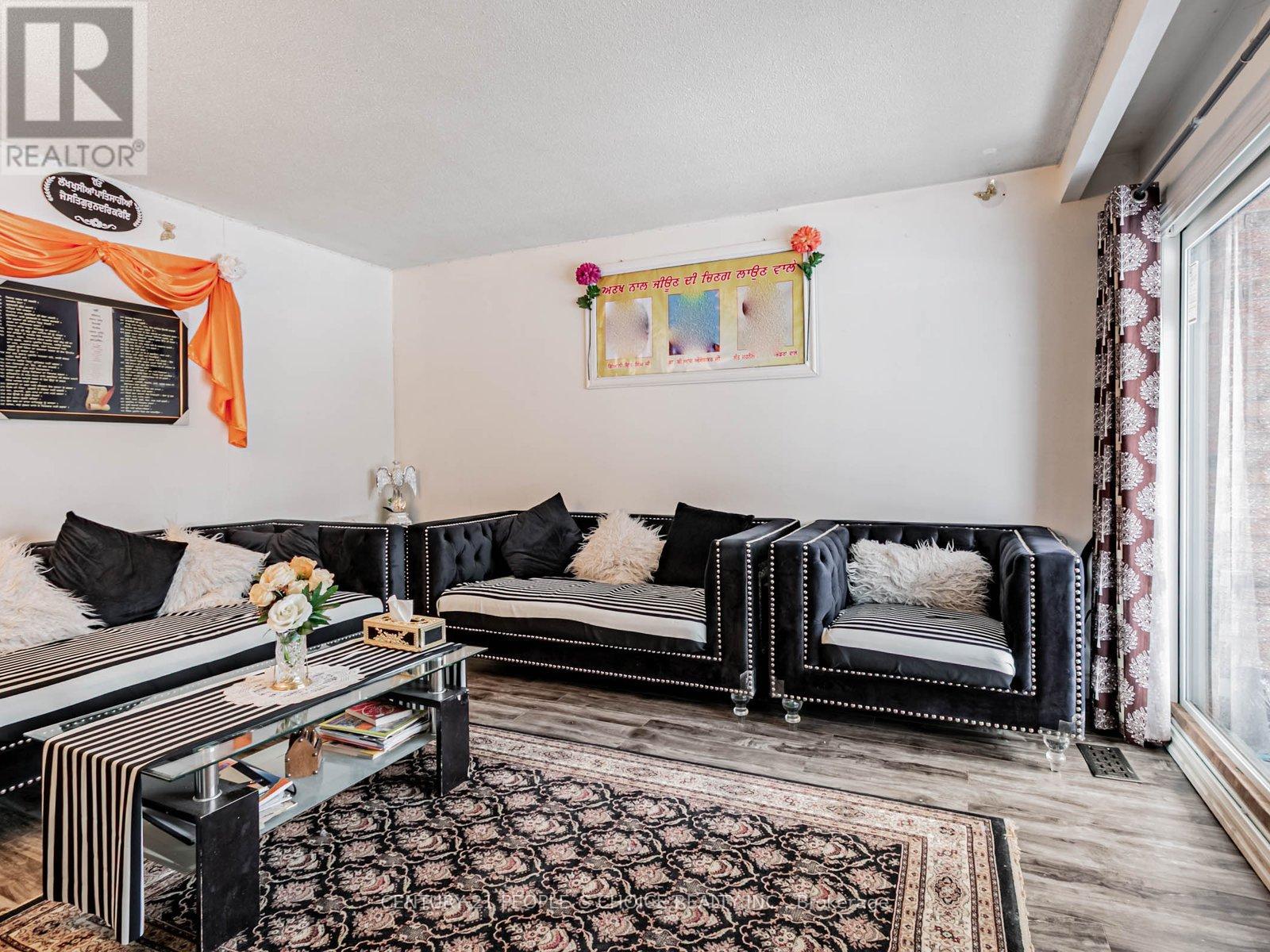 18 Curtis Drive, Brampton, Ontario  L6Y 2J6 - Photo 9 - W12627758