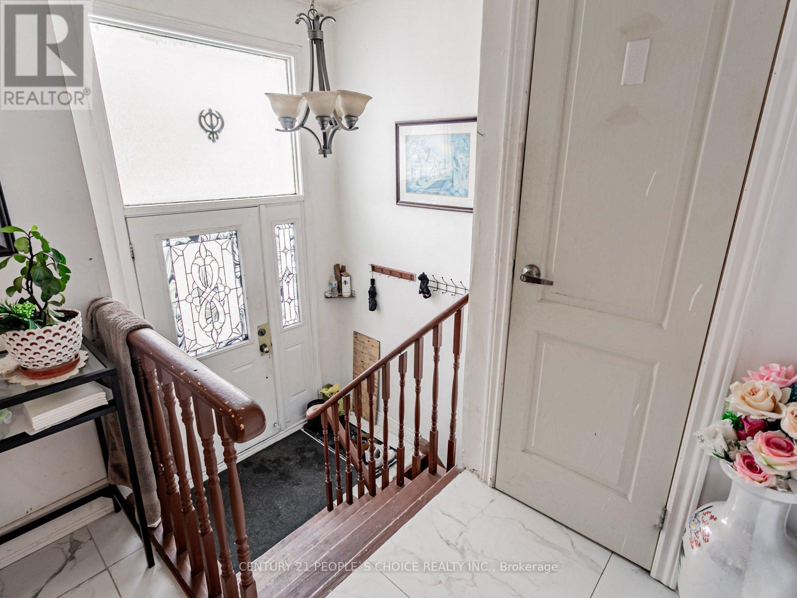 18 Curtis Drive, Brampton, Ontario  L6Y 2J6 - Photo 4 - W12627758