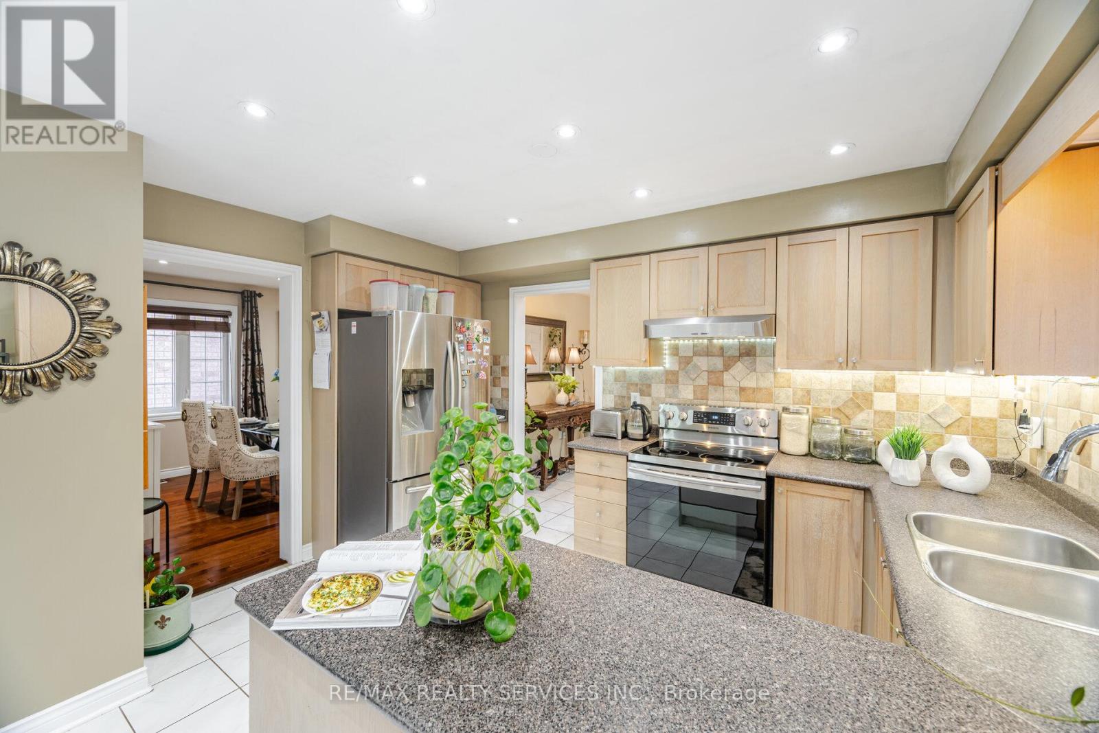 28 Fallstar Crescent, Brampton, Ontario  L7A 2J6 - Photo 15 - W12708192