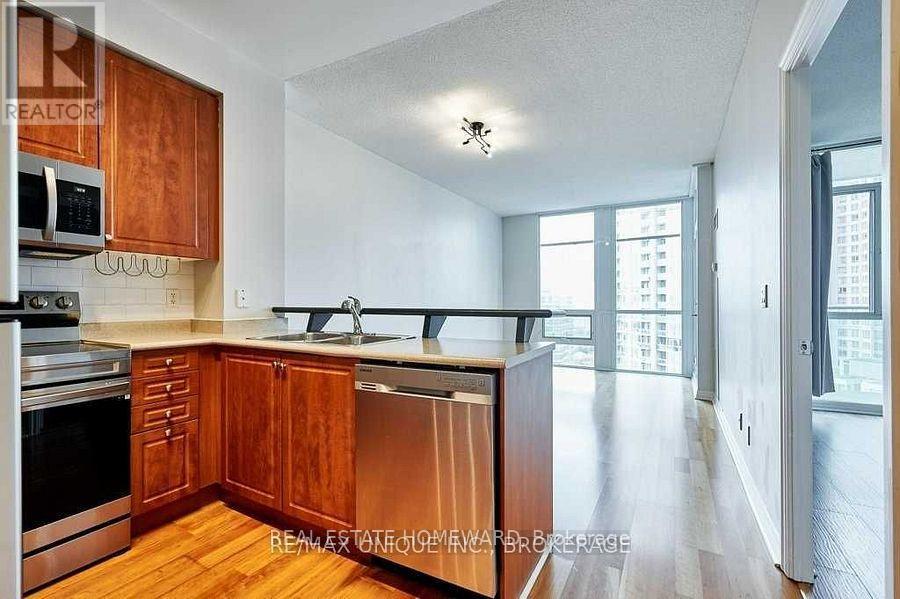 1406 - 220 Burnhamthorpe Road W, Mississauga, Ontario  L5B 4N4 - Photo 10 - W12708266