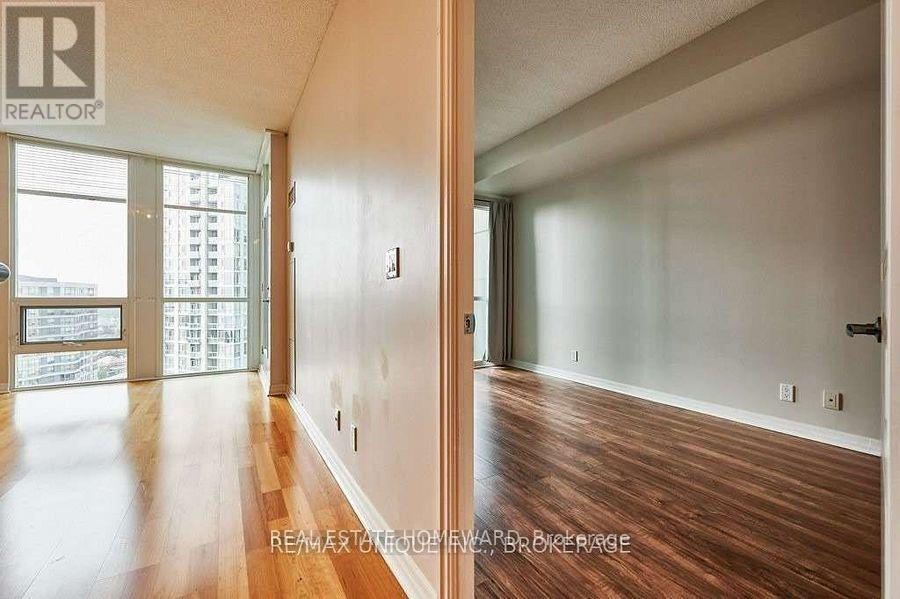 1406 - 220 Burnhamthorpe Road W, Mississauga, Ontario  L5B 4N4 - Photo 11 - W12708266