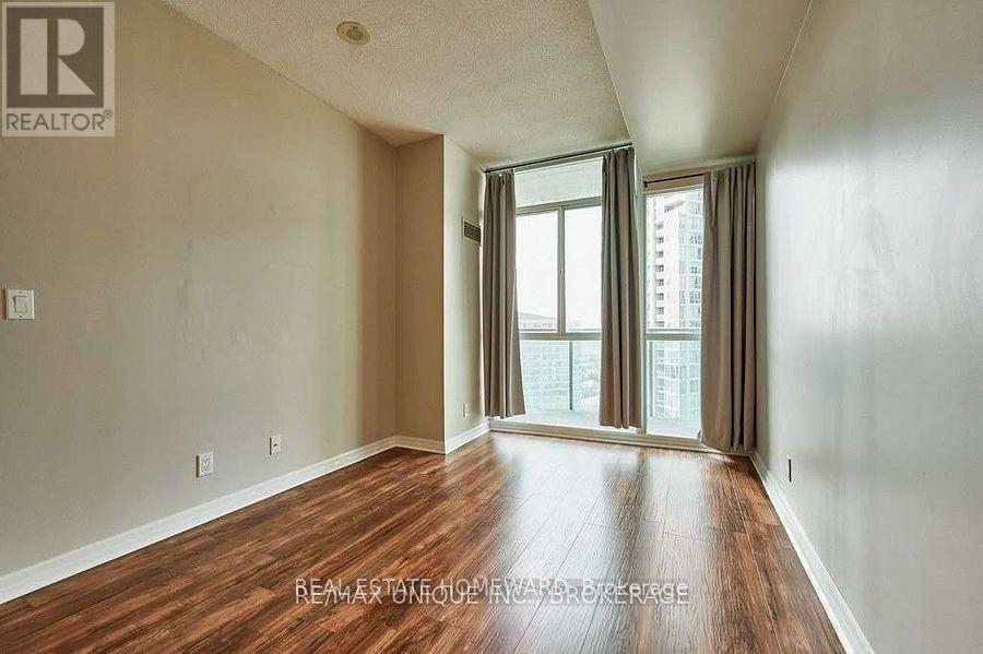 1406 - 220 Burnhamthorpe Road W, Mississauga, Ontario  L5B 4N4 - Photo 12 - W12708266