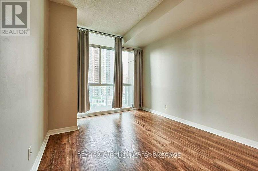 1406 - 220 Burnhamthorpe Road W, Mississauga, Ontario  L5B 4N4 - Photo 13 - W12708266