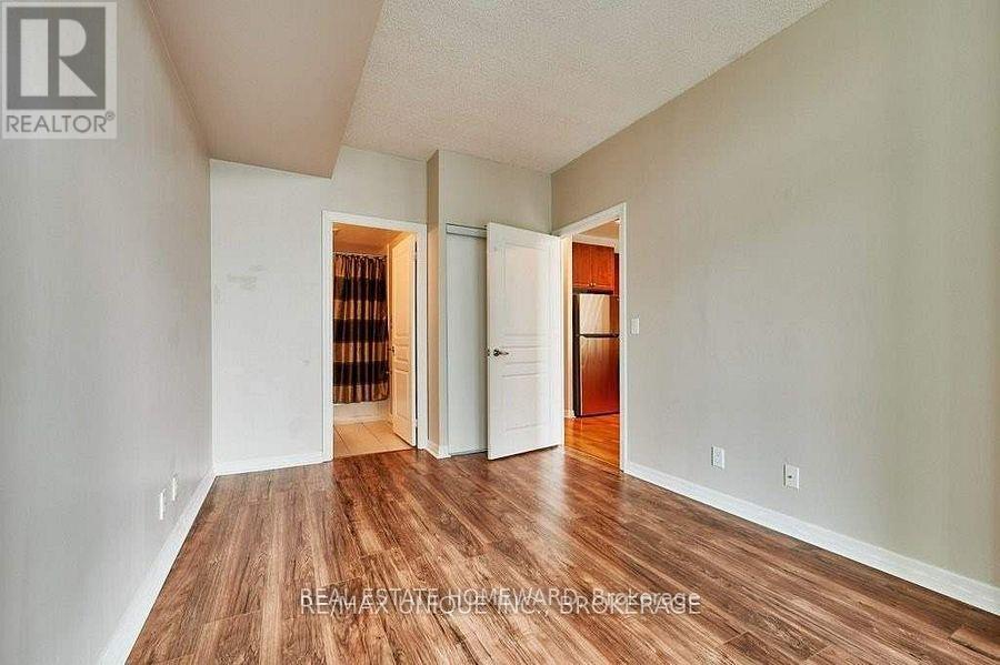 1406 - 220 Burnhamthorpe Road W, Mississauga, Ontario  L5B 4N4 - Photo 14 - W12708266