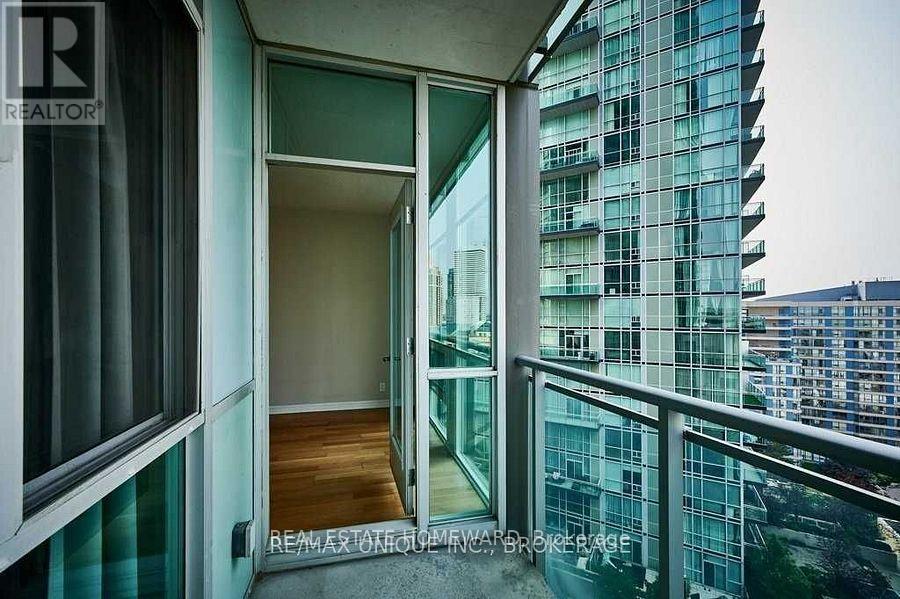 1406 - 220 Burnhamthorpe Road W, Mississauga, Ontario  L5B 4N4 - Photo 18 - W12708266