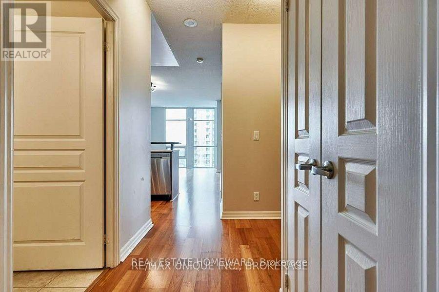 1406 - 220 Burnhamthorpe Road W, Mississauga, Ontario  L5B 4N4 - Photo 4 - W12708266