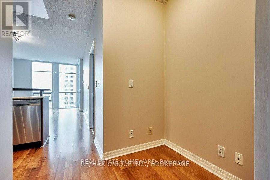 1406 - 220 Burnhamthorpe Road W, Mississauga, Ontario  L5B 4N4 - Photo 5 - W12708266