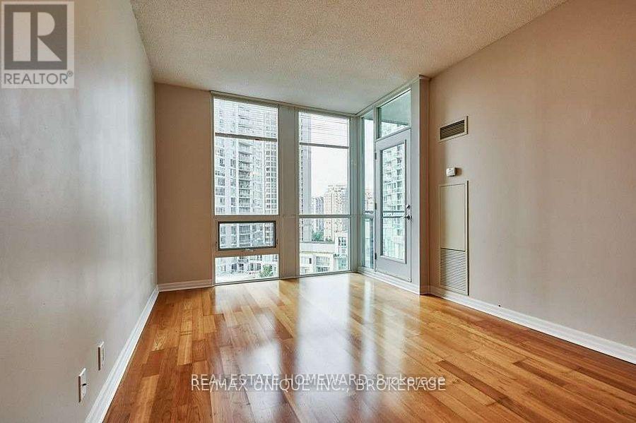 1406 - 220 Burnhamthorpe Road W, Mississauga, Ontario  L5B 4N4 - Photo 7 - W12708266