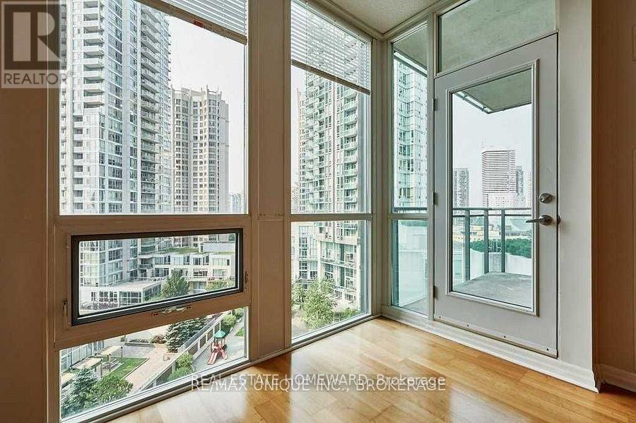 1406 - 220 Burnhamthorpe Road W, Mississauga, Ontario  L5B 4N4 - Photo 8 - W12708266