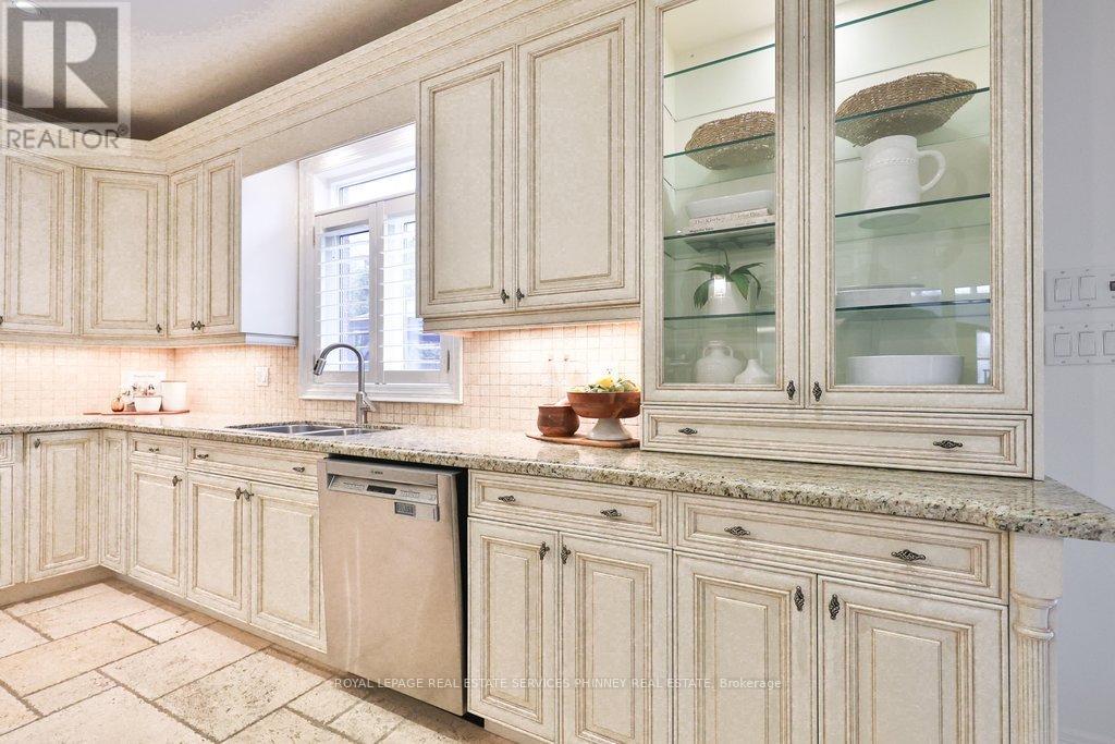 253 Jones Street, Oakville, Ontario  L6L 3G5 - Photo 13 - W12708318