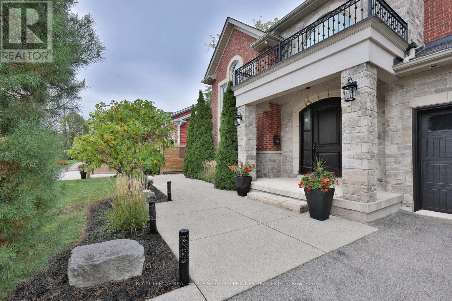 253 Jones Street, Oakville, Ontario  L6L 3G5 - Photo 2 - W12708318