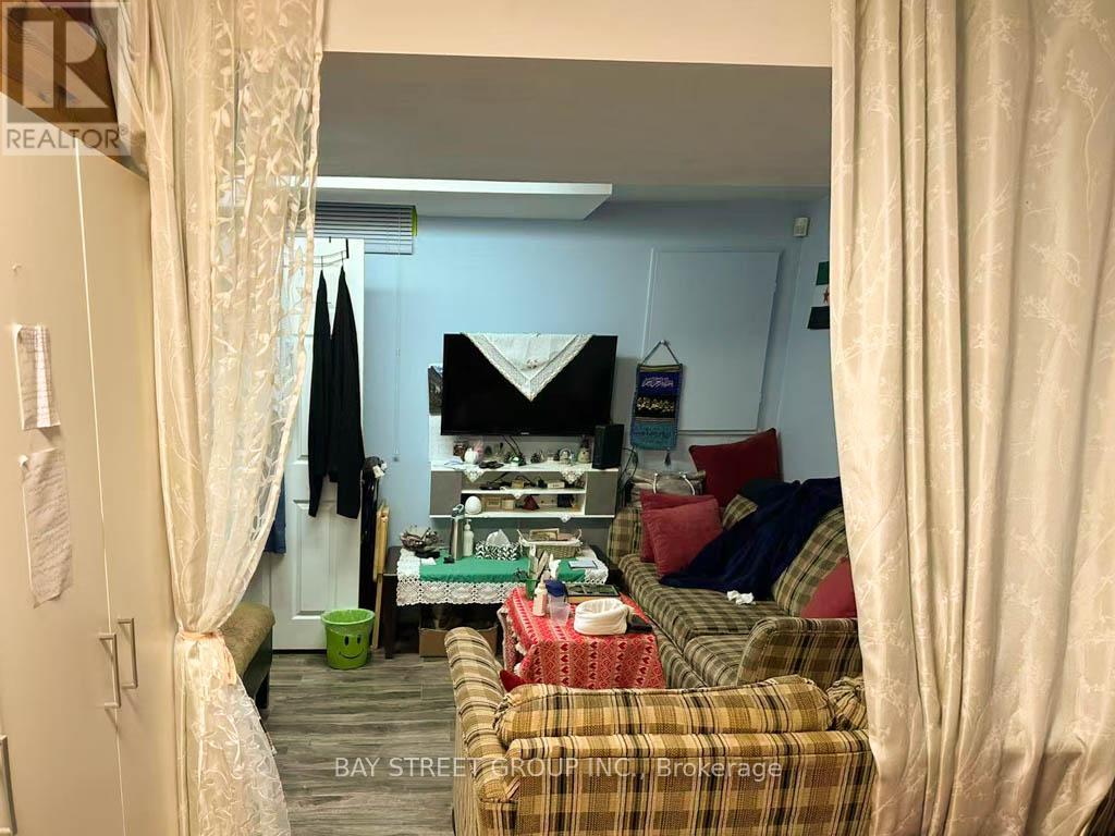 4641 Crosscreek Court, Mississauga, Ontario  L5V 1G5 - Photo 17 - W12705716