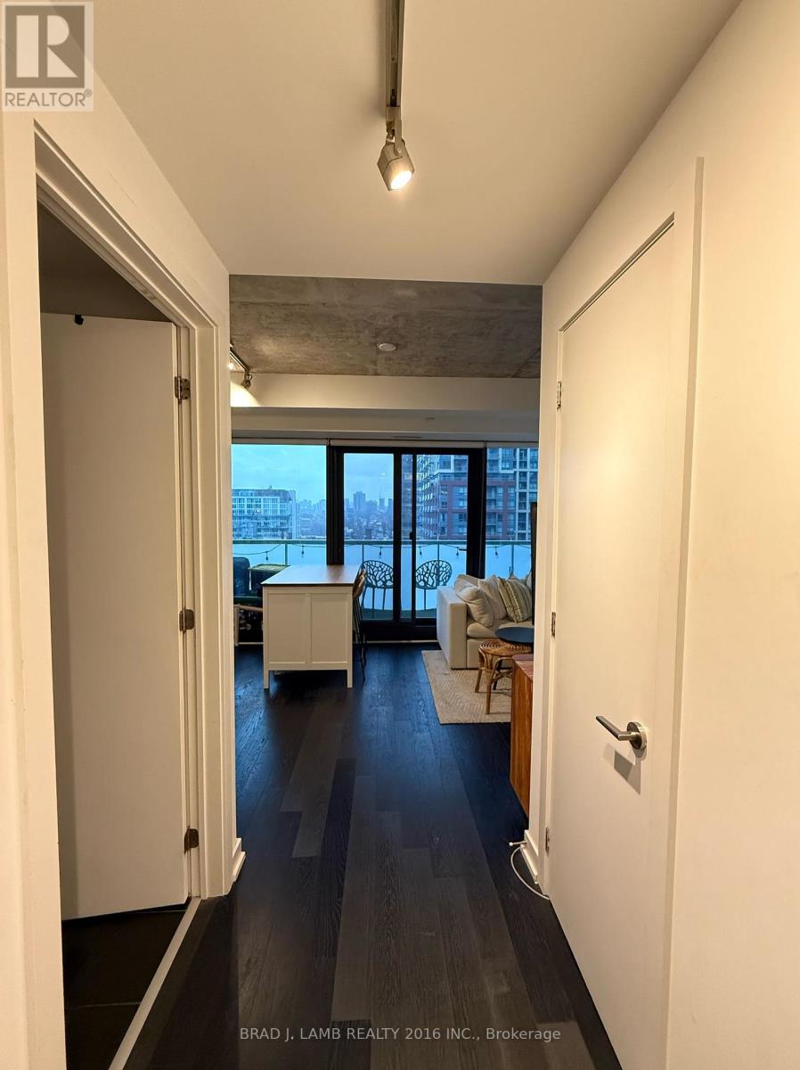 1105 - 11 Charlotte Street, Toronto, Ontario  M5V 2H5 - Photo 3 - C12708554