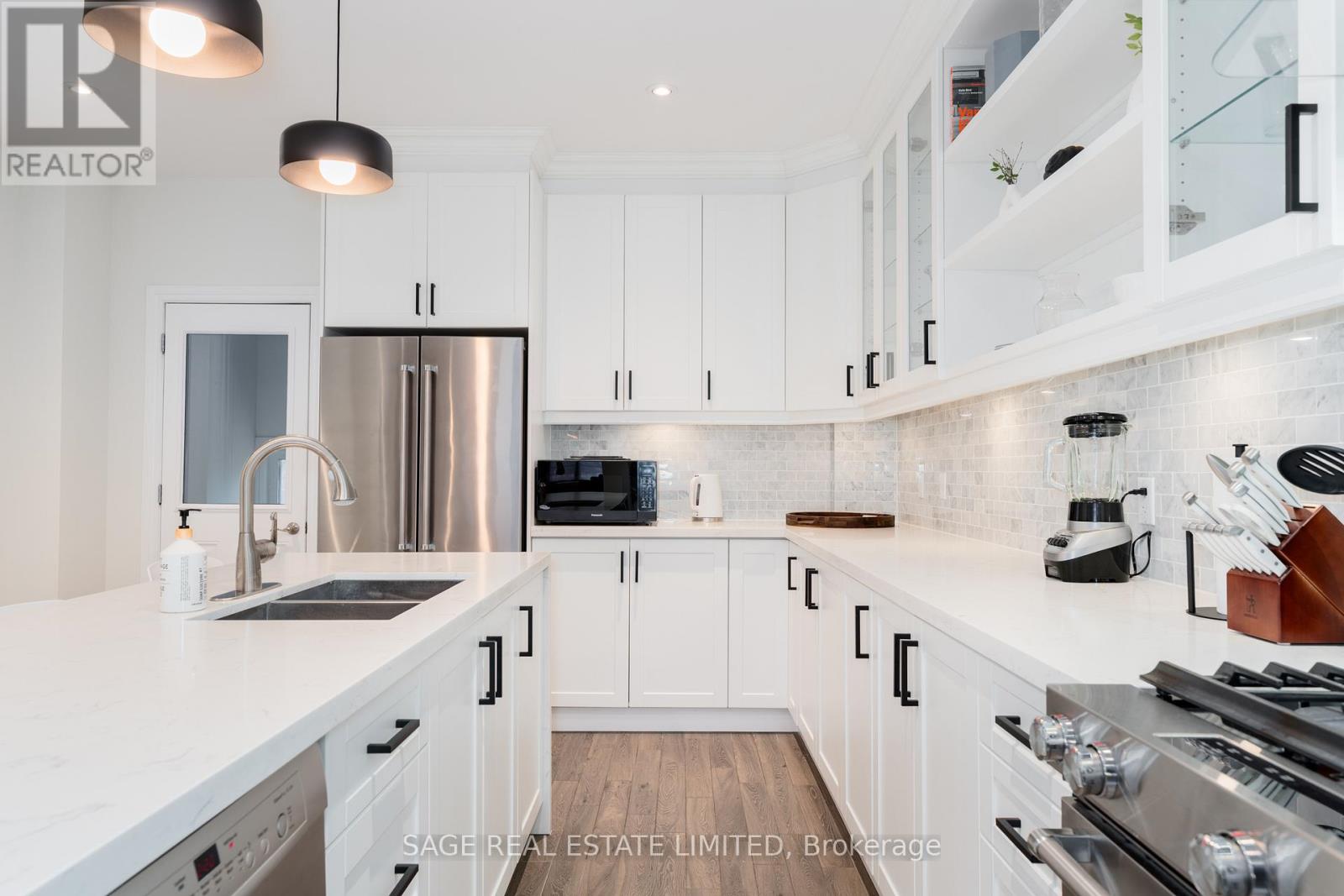 135 Macdonell Avenue, Toronto, Ontario  M6R 2A4 - Photo 10 - W12708492