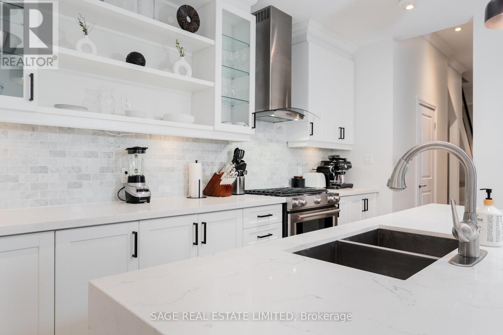 135 Macdonell Avenue, Toronto, Ontario  M6R 2A4 - Photo 11 - W12708492