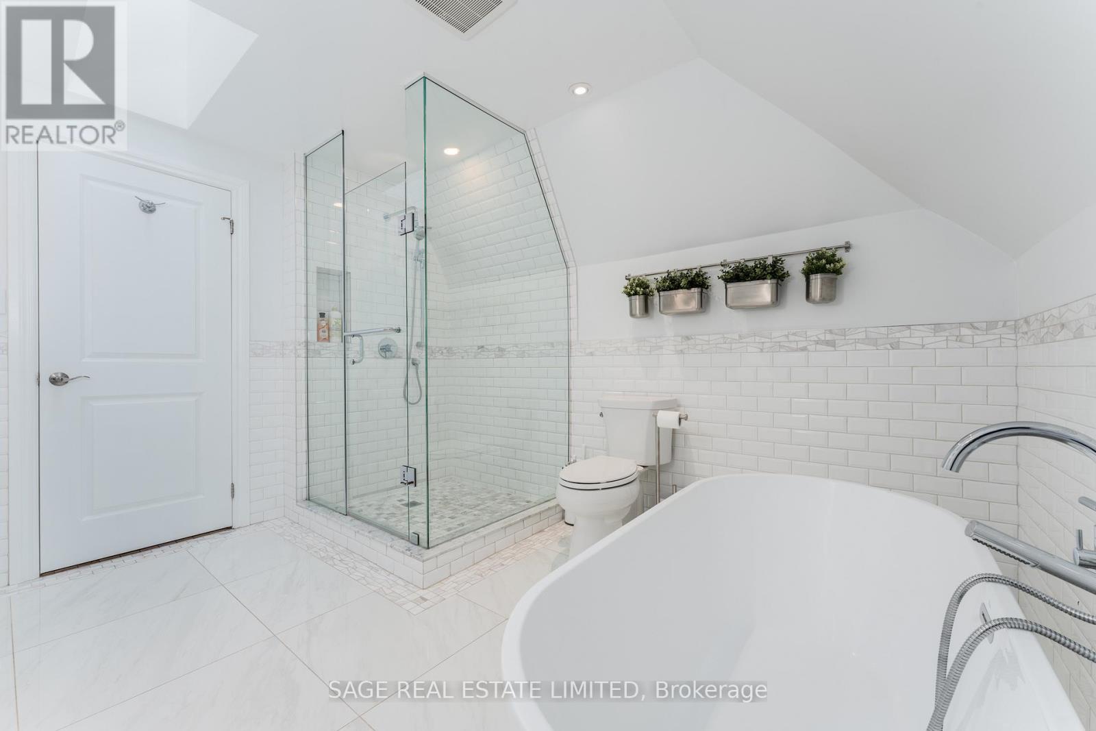 135 Macdonell Avenue, Toronto, Ontario  M6R 2A4 - Photo 5 - W12708492