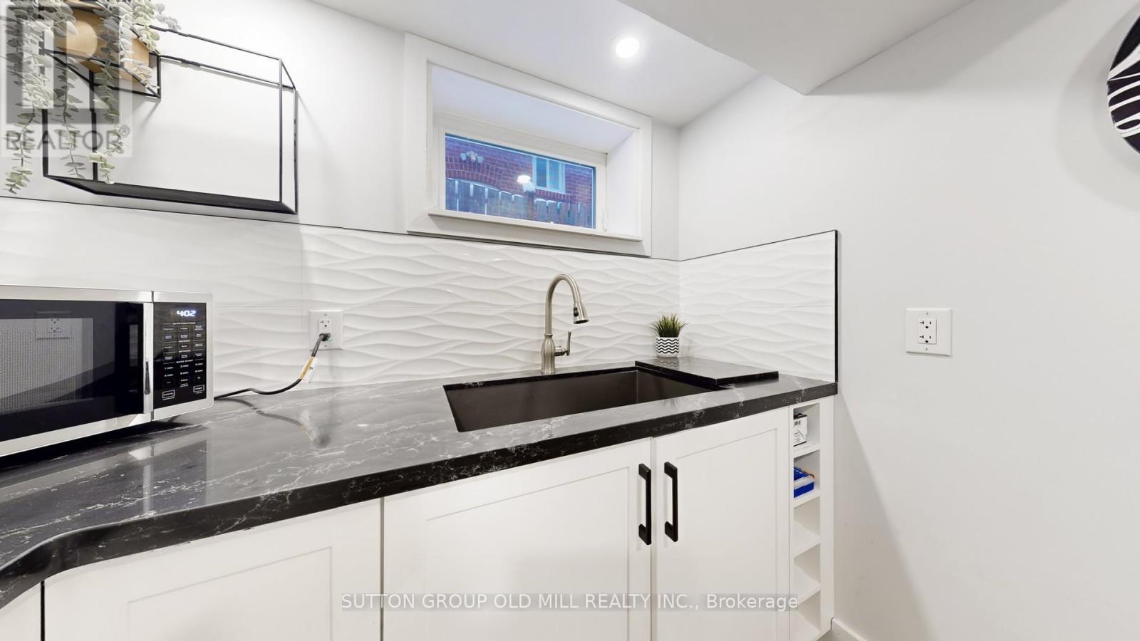 Lower - 11 Fulford Place, Toronto, Ontario  M9R 2V9 - Photo 10 - W12708542