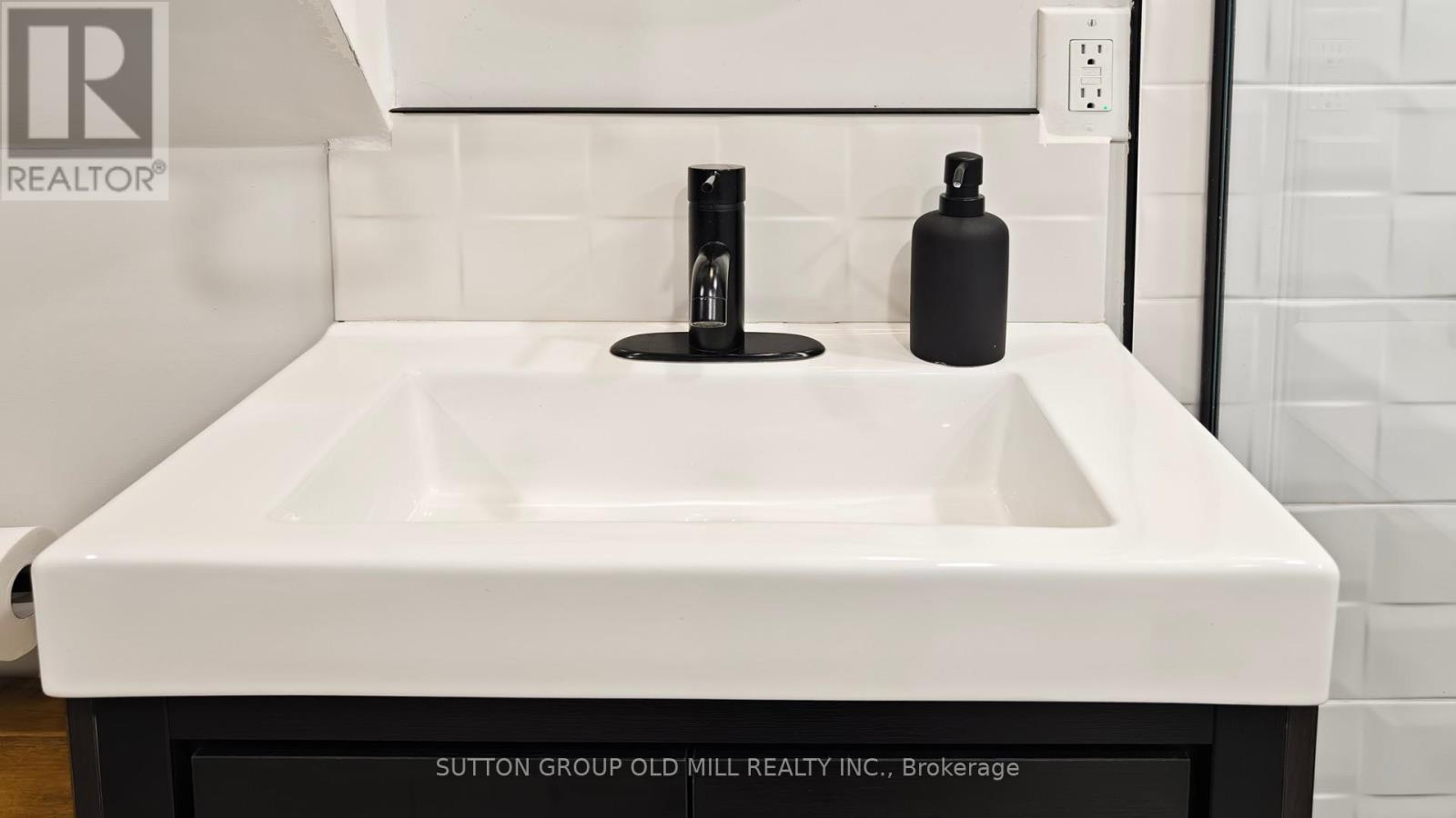 Lower - 11 Fulford Place, Toronto, Ontario  M9R 2V9 - Photo 19 - W12708542