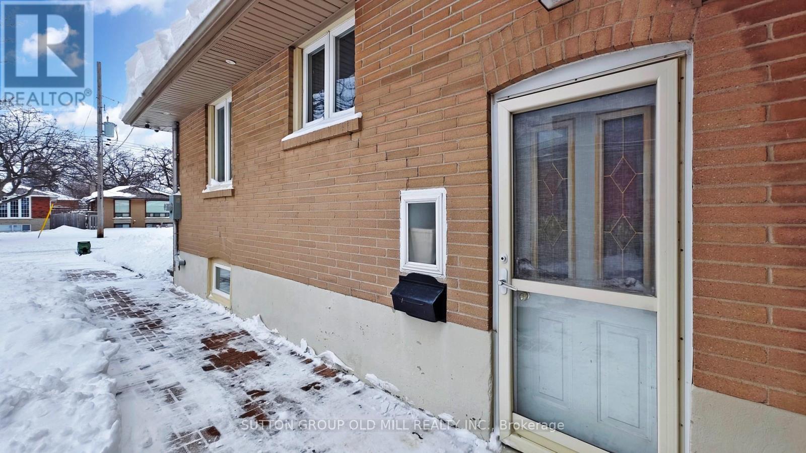 Lower - 11 Fulford Place, Toronto, Ontario  M9R 2V9 - Photo 2 - W12708542