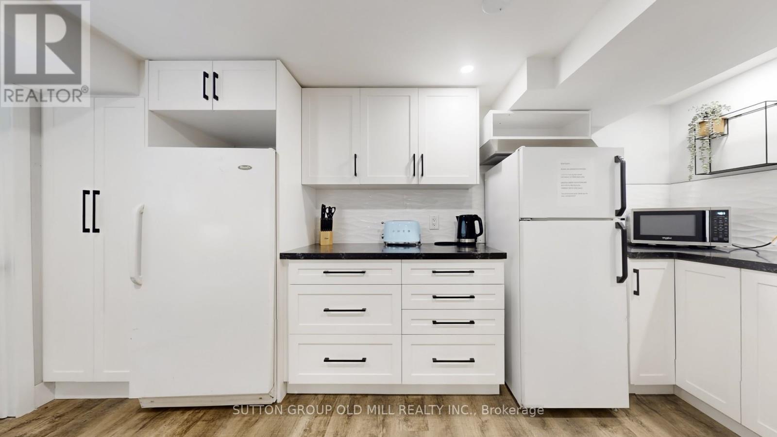 Lower - 11 Fulford Place, Toronto, Ontario  M9R 2V9 - Photo 9 - W12708542