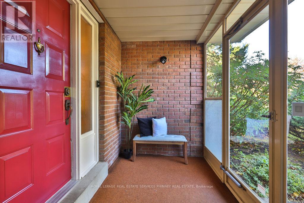 700 Fieldstone Road, Mississauga, Ontario  L5C 3M5 - Photo 4 - W12708594