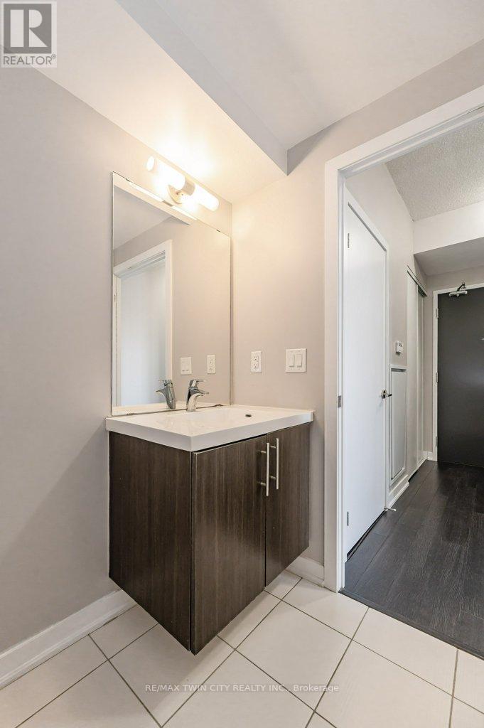 402 - 85 Duke Street, Kitchener, Ontario  N2G 1A6 - Photo 12 - X12708454