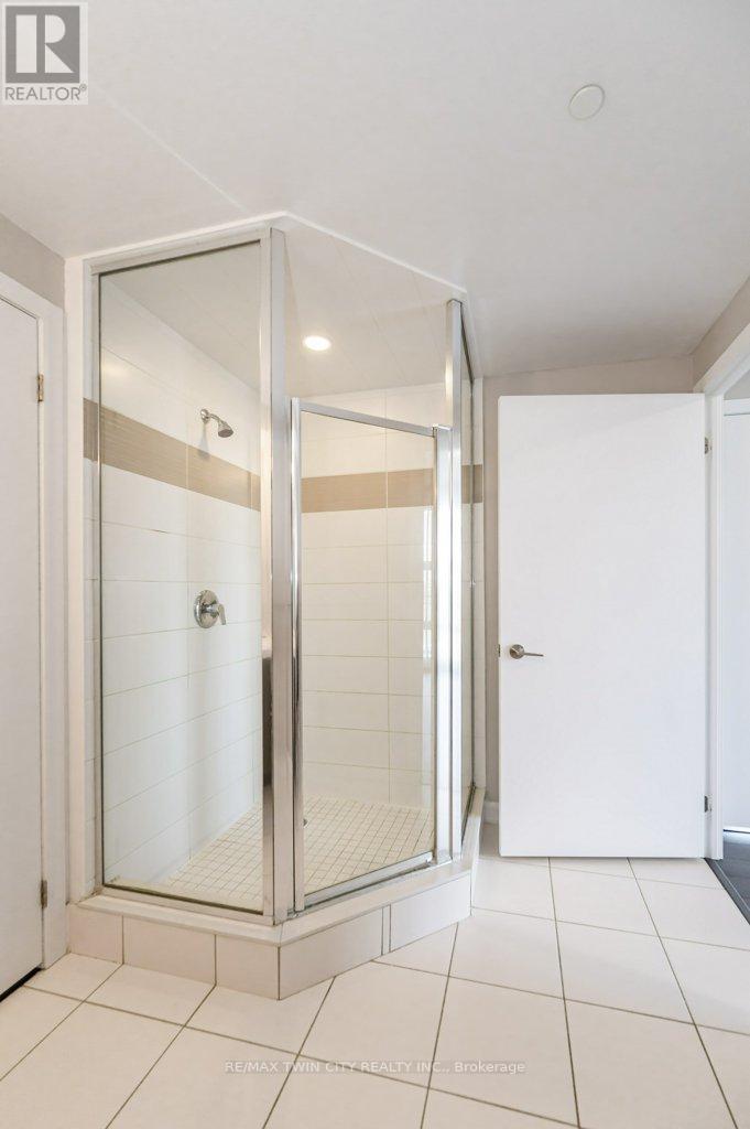 402 - 85 Duke Street, Kitchener, Ontario  N2G 1A6 - Photo 13 - X12708454