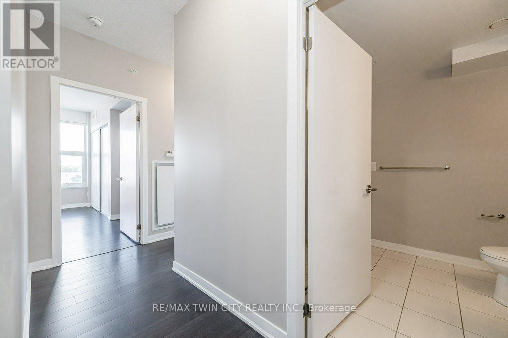 402 - 85 Duke Street, Kitchener, Ontario  N2G 1A6 - Photo 4 - X12708454