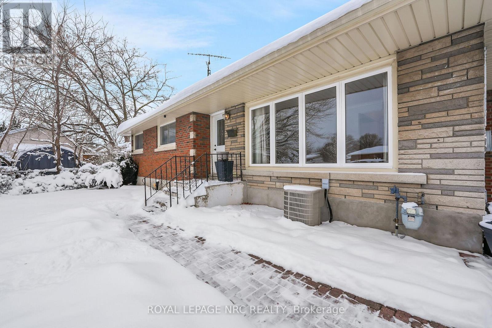 3 Cayuga Avenue, St. Catharines, Ontario  L2R 1E4 - Photo 2 - X12708768