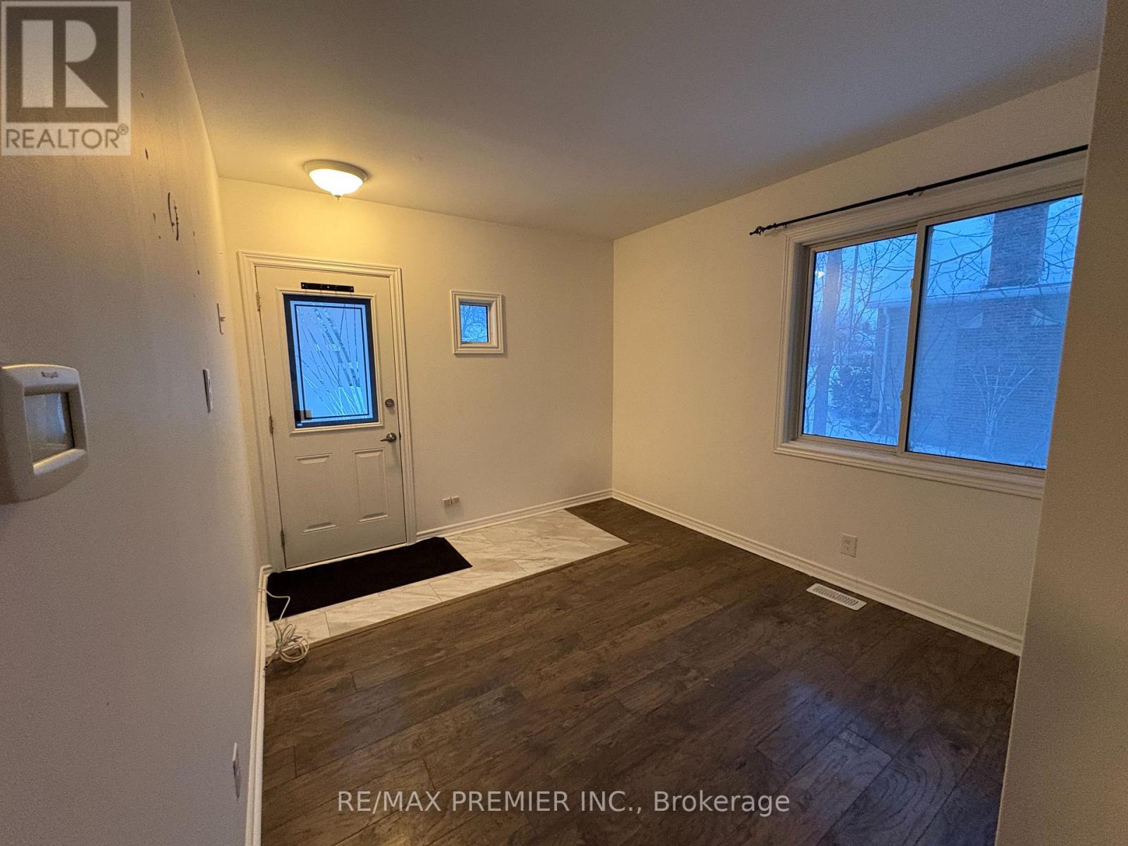 55 Henry Street, Barrie (0 East), Ontario  L4N 1C6 - Photo 2 - S12708898