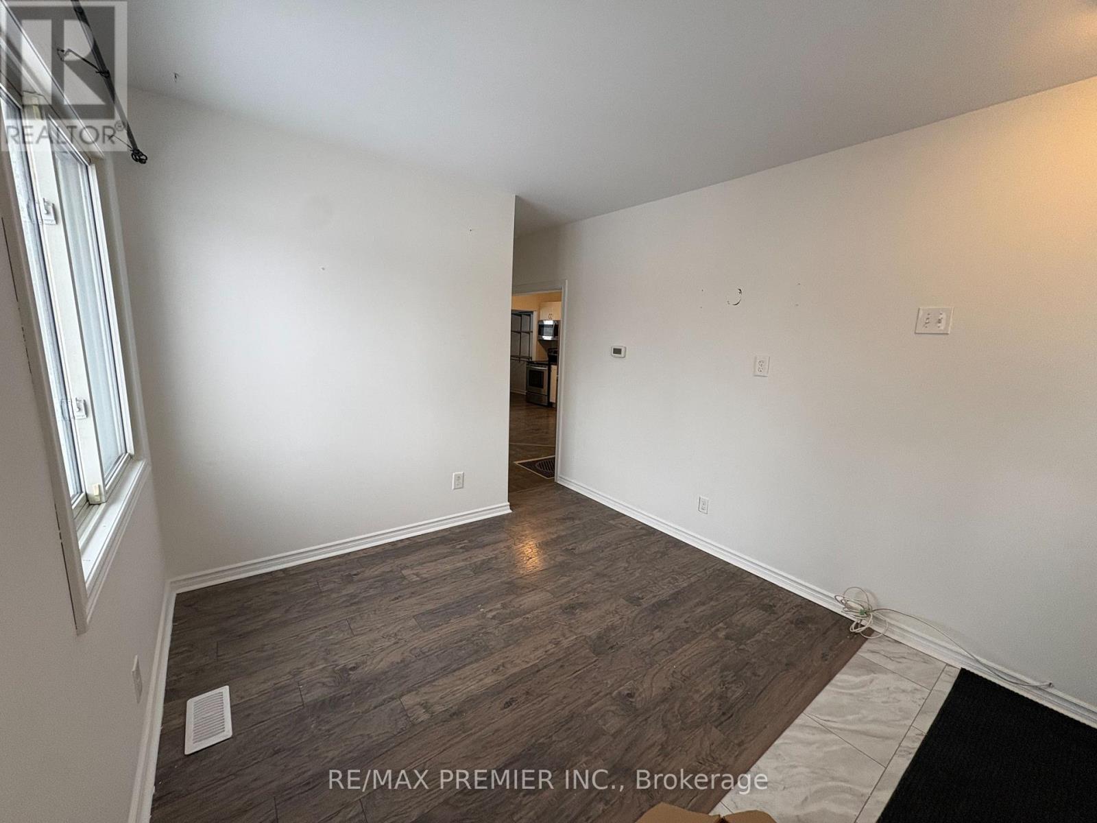 55 Henry Street, Barrie (0 East), Ontario  L4N 1C6 - Photo 3 - S12708898