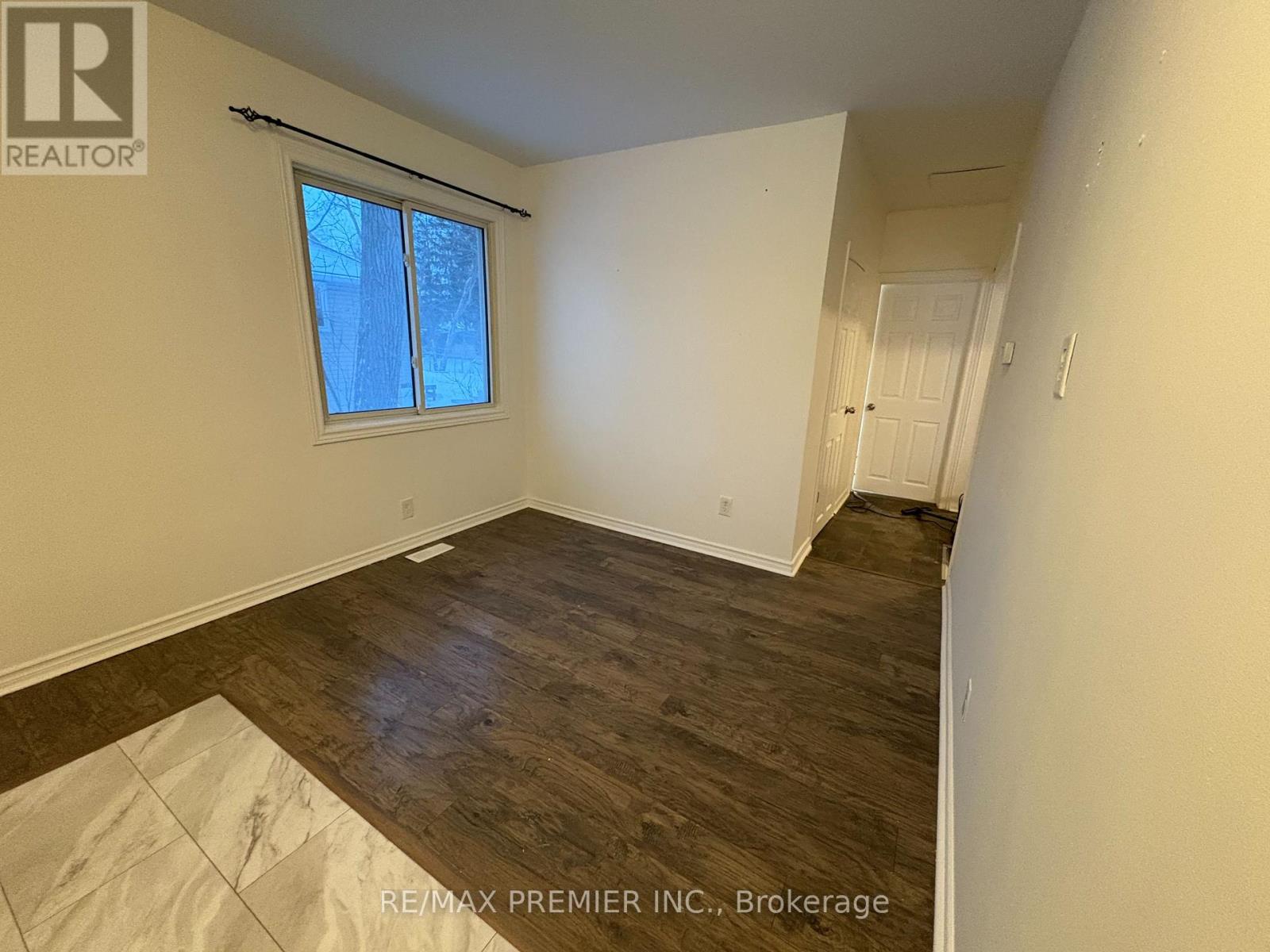 55 Henry Street, Barrie (0 East), Ontario  L4N 1C6 - Photo 4 - S12708898