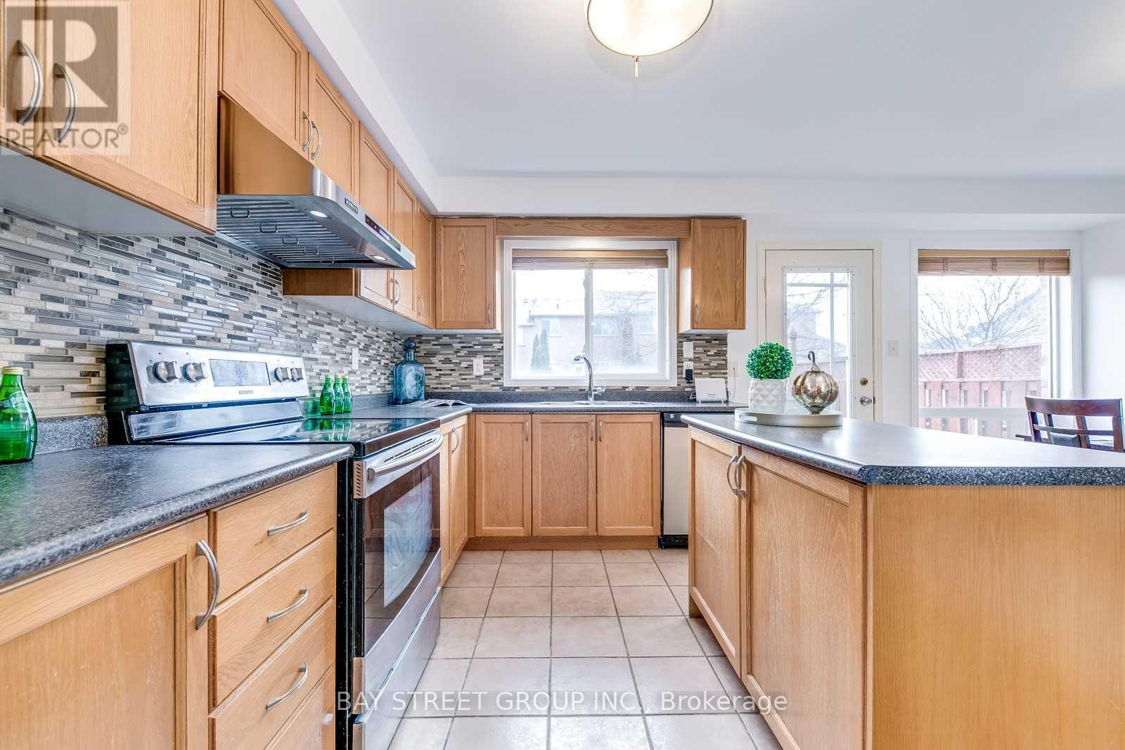 5166 Des Jardines Drive, Burlington, Ontario  L7L 6P7 - Photo 10 - W12708764