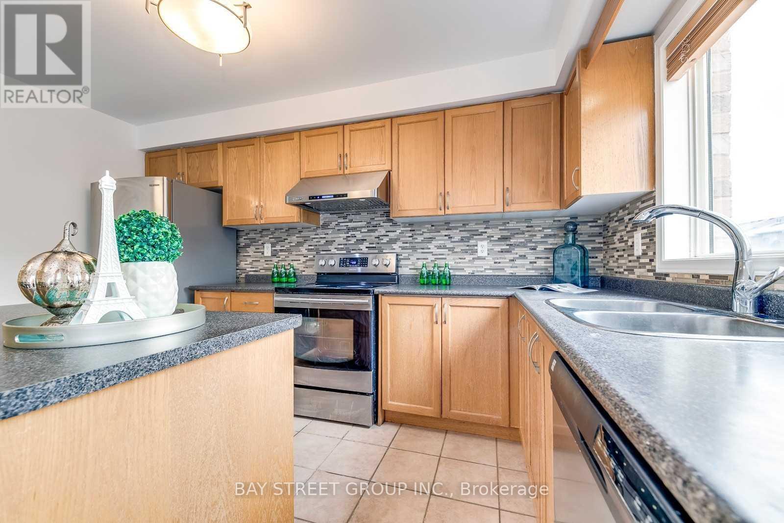 5166 Des Jardines Drive, Burlington, Ontario  L7L 6P7 - Photo 11 - W12708764