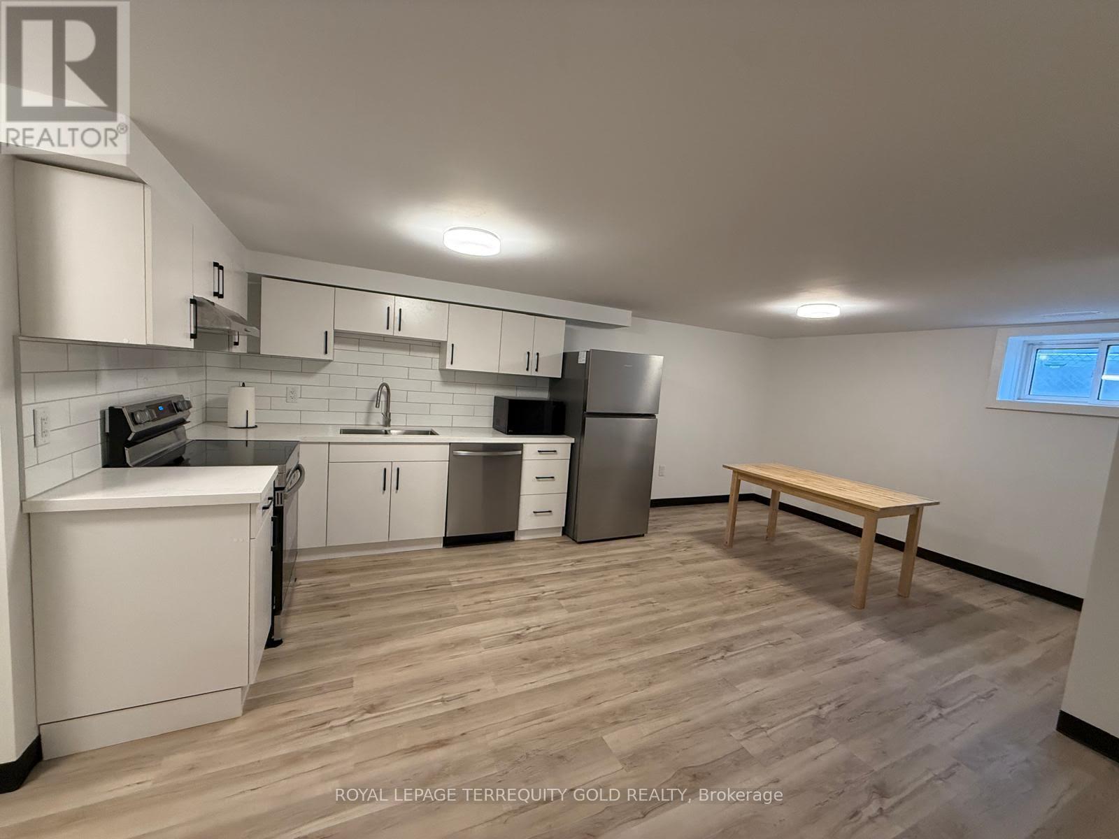 558 Wolsey Crescent, Oakville, Ontario  L6L 4W4 - Photo 4 - W12708868