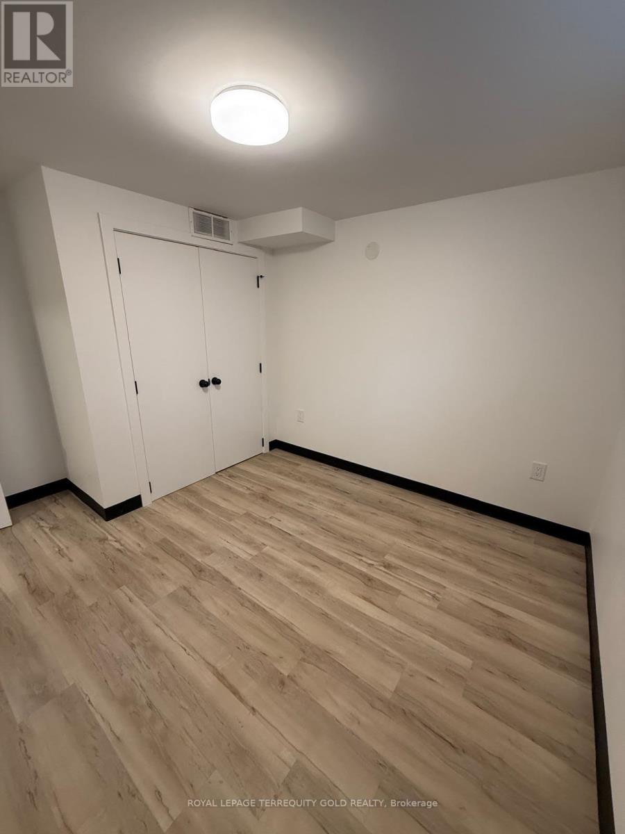 558 Wolsey Crescent, Oakville, Ontario  L6L 4W4 - Photo 5 - W12708868