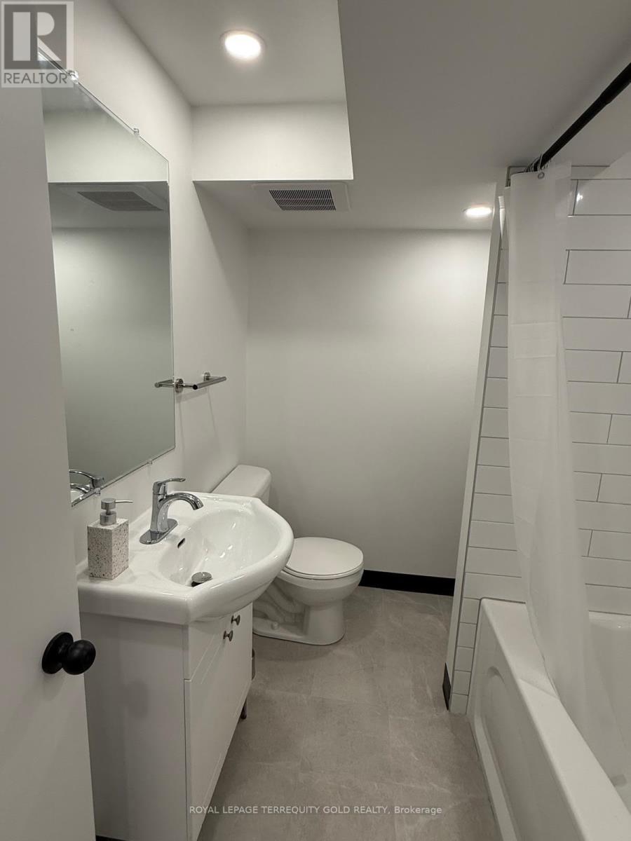 558 Wolsey Crescent, Oakville, Ontario  L6L 4W4 - Photo 8 - W12708868