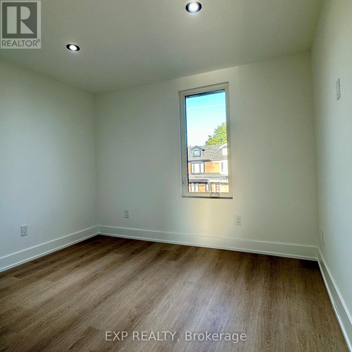 Upper - 24 St Clair Gardens, Toronto, Ontario  M6E 3V4 - Photo 18 - W12707904