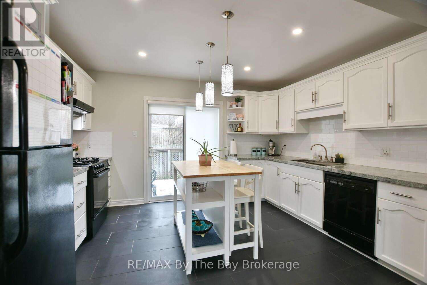 41 Wesley Avenue, Wasaga Beach, Ontario  L9Z 1C8 - Photo 11 - S12544016