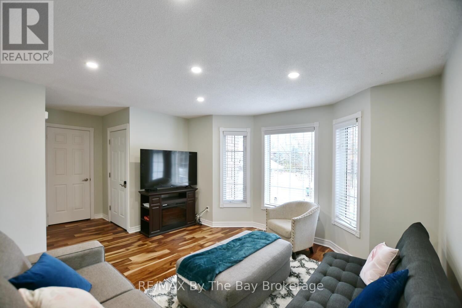 41 Wesley Avenue, Wasaga Beach, Ontario  L9Z 1C8 - Photo 4 - S12544016