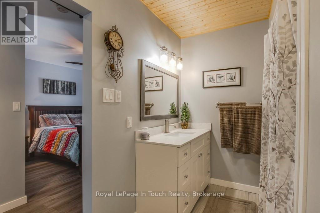 36 Meadows Avenue, Tay, Ontario  L0K 2C0 - Photo 11 - S12709006