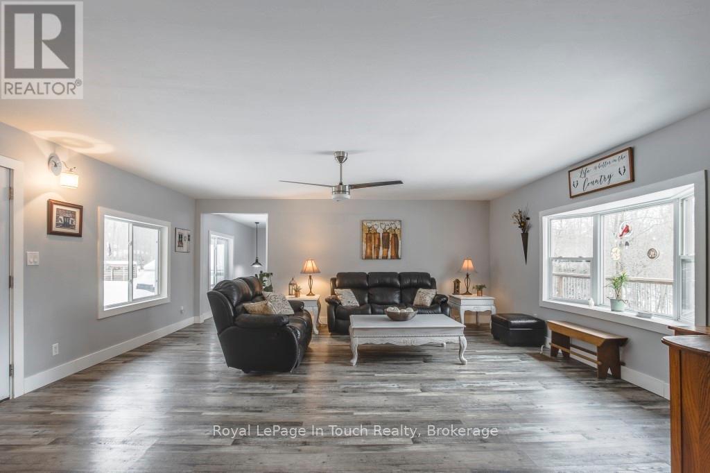 36 Meadows Avenue, Tay, Ontario  L0K 2C0 - Photo 4 - S12709006