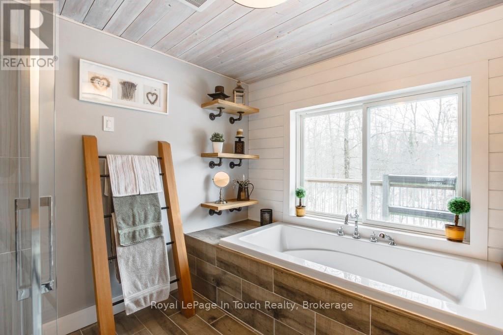 36 Meadows Avenue, Tay, Ontario  L0K 2C0 - Photo 9 - S12709006