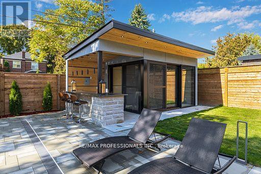 122 Ashbourne Drive, Toronto, Ontario  M9B 4H8 - Photo 12 - W12706094